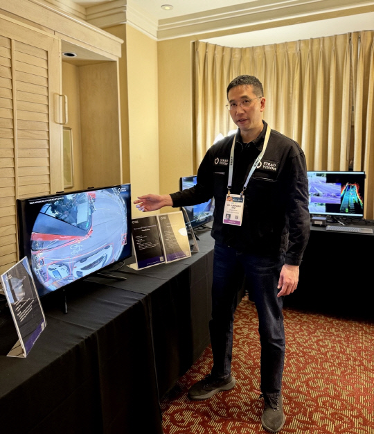 김준환 스트라드비젼 대표가 9일(현지시간) 미 라스베이거스서 열리는 CES 2024 웨스트게의이트 호텔 내 스트라드비젼 부스에서 SVNet 3D 퍼셉션 데모르르 소개하고 있다. 장우진 기자